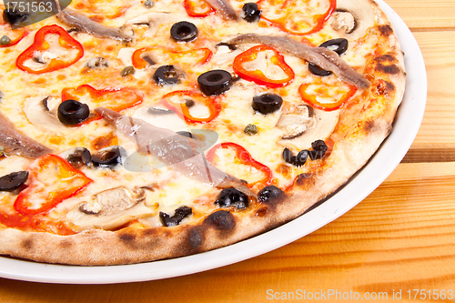 Image of Pizza with olives and fish