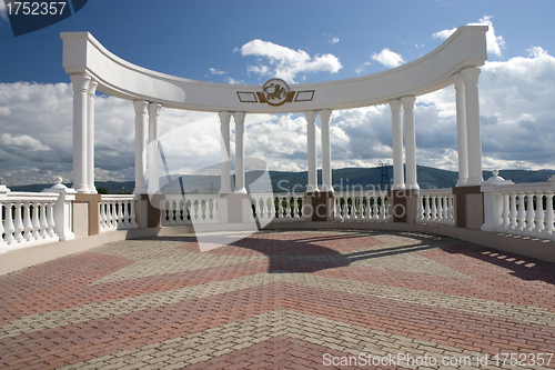 Image of Arch with white columns.