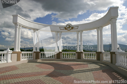 Image of Arch with white columns.