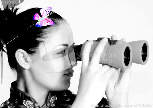 Image of Frau mit Fernglas