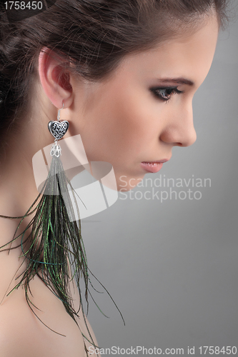 Image of profil of a beautiful girls with green earrings "hand made"