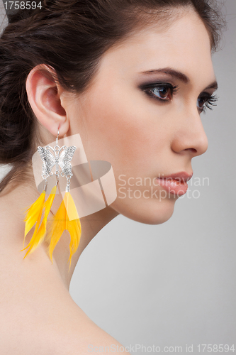 Image of profil of a beautiful girls with earrings