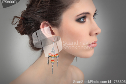 Image of profil of a naked girl with beautiful earrings