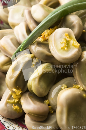 Image of Broad Bean with olive and garlic