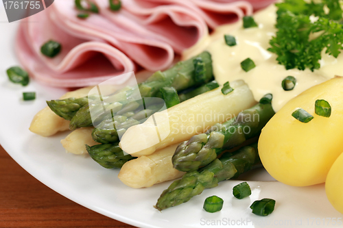 Image of Asparagus with ham and hollandaise sauce