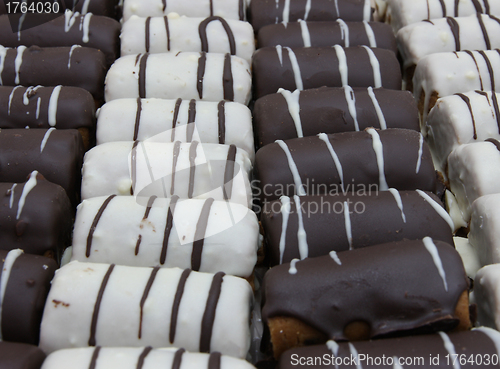 Image of Round mini chocolate pie with strips from above