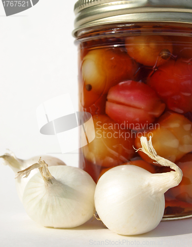 Image of White onions with jar