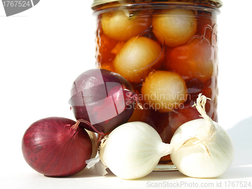Image of White and red onions with jar