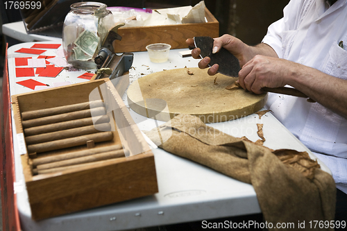 Image of Rolling cigars