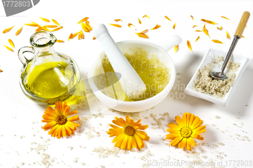 Image of skin peeling ingredients sea salt and olive oil