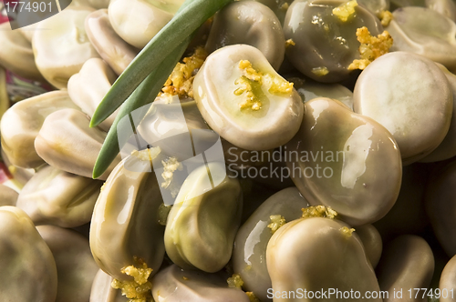 Image of Broad Bean with olive and garlic