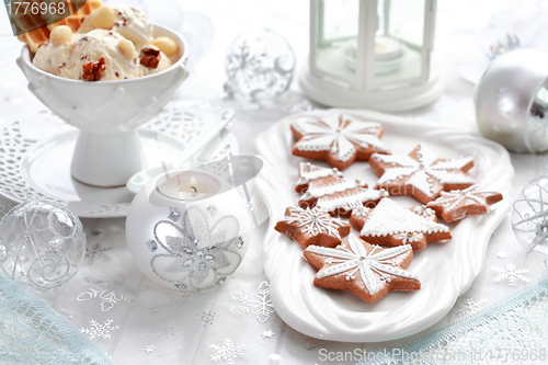 Image of Gingerbread and walnut ice cream for Christmas 