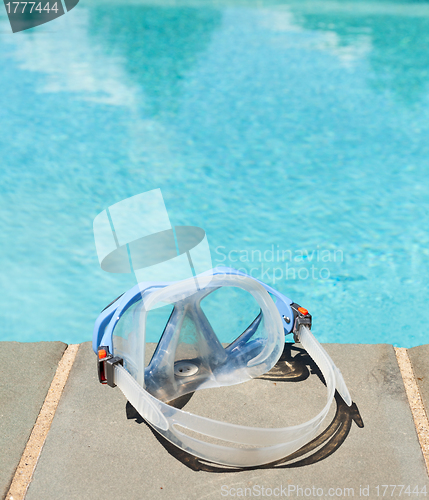 Image of Swimming mask by side of blue pool