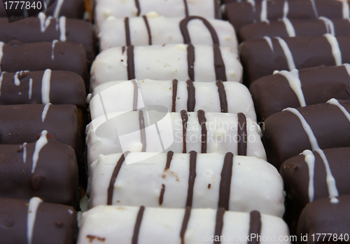 Image of Round mini chocolate pie with strips from above