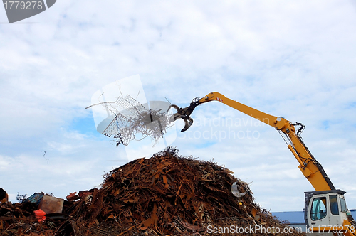 Image of Unloading of scrap metal