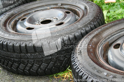 Image of Changing  tires