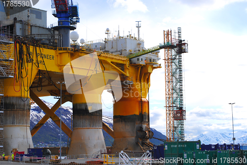 Image of Oil rig detail