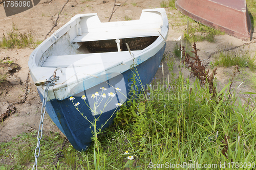 Image of The old boat tied chain