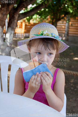 Image of The little girl eating cake