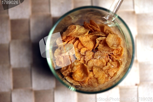 Image of cornflakes in a glass