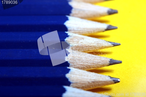 Image of plain row of pencils