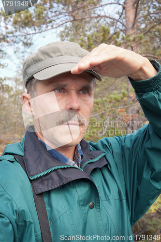 Image of An elderly traveller looking into the distance