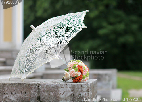 Image of parasol and a bouquet