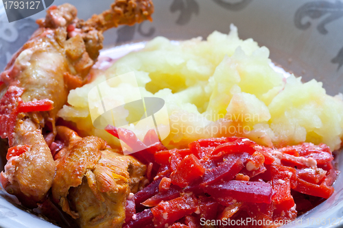 Image of mashed potatoes with chicken leg