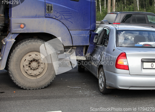 Image of truck and car 