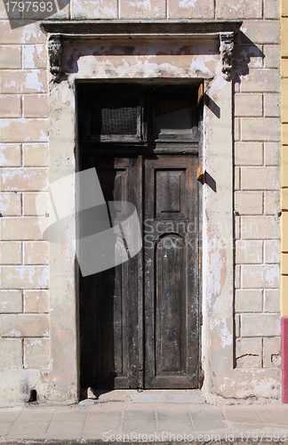 Image of Old door in Cuba