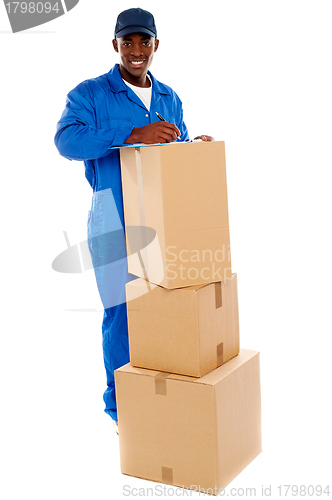 Image of Cheerful delivery guy preparing receiving notice