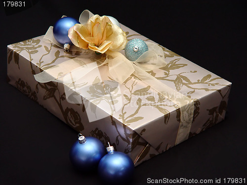 Image of Gold Giftbox with Ornaments