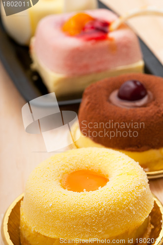 Image of fresh berry fruit cake