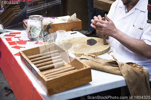 Image of Rolling cigars