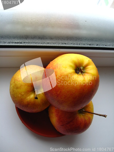 Image of nice apples on the plate