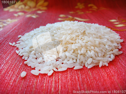 Image of scattered rice on a red background