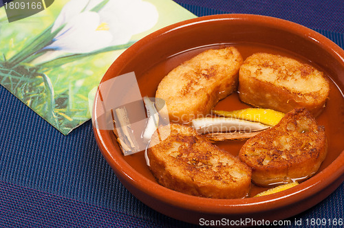 Image of Clay pot with torrijas