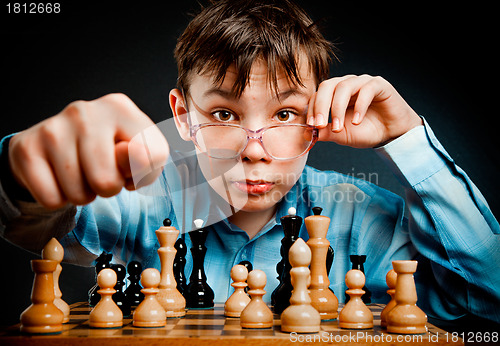 Image of Nerd play chess