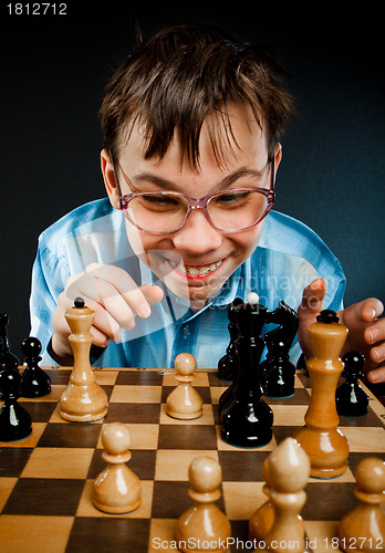 Image of Nerd play chess