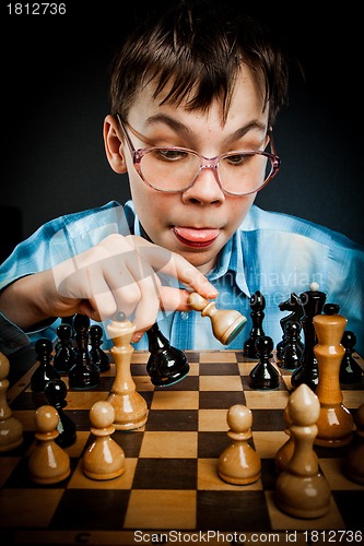 Image of Nerd play chess