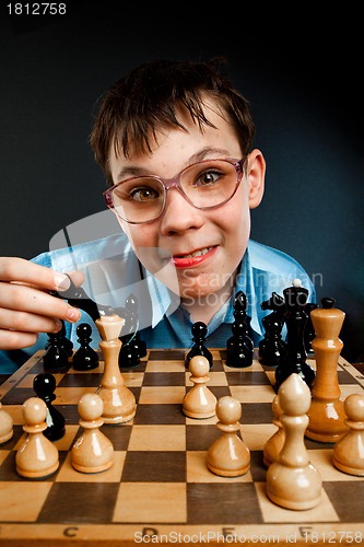 Image of Nerd play chess