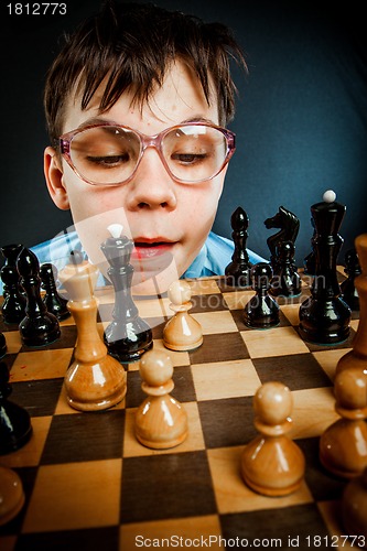 Image of Nerd play chess