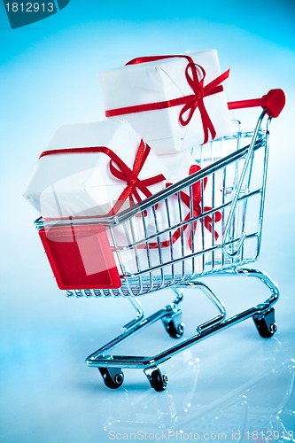 Image of shopping cart ahd gift