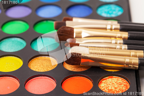 Image of Set of Multicolored Eyeshadows with Brushes