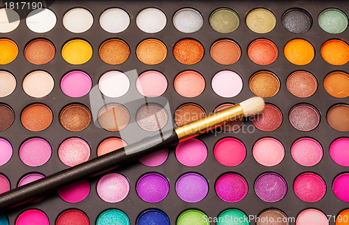 Image of Set of Multicolored Eyeshadows with Brush