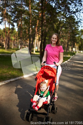 Image of Smiling boy and mom