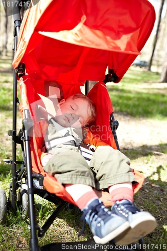 Image of Kid sleeps the buggy