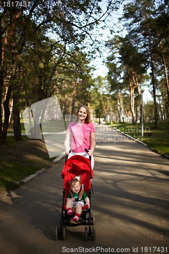 Image of Smiling boy and mom