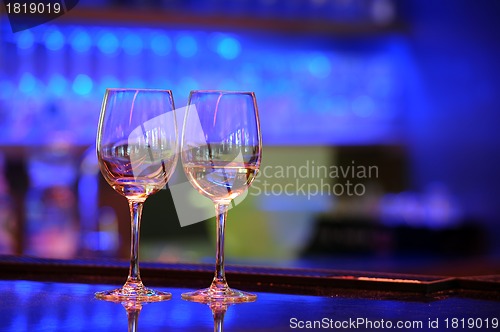 Image of wine glasses with light bokeh