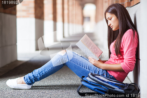 Image of Hispanic college student studying